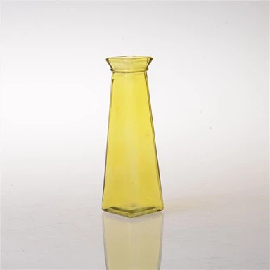 個性的な花瓶を使ったインテリア