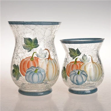 かぼちゃで飾られたガラスの花瓶